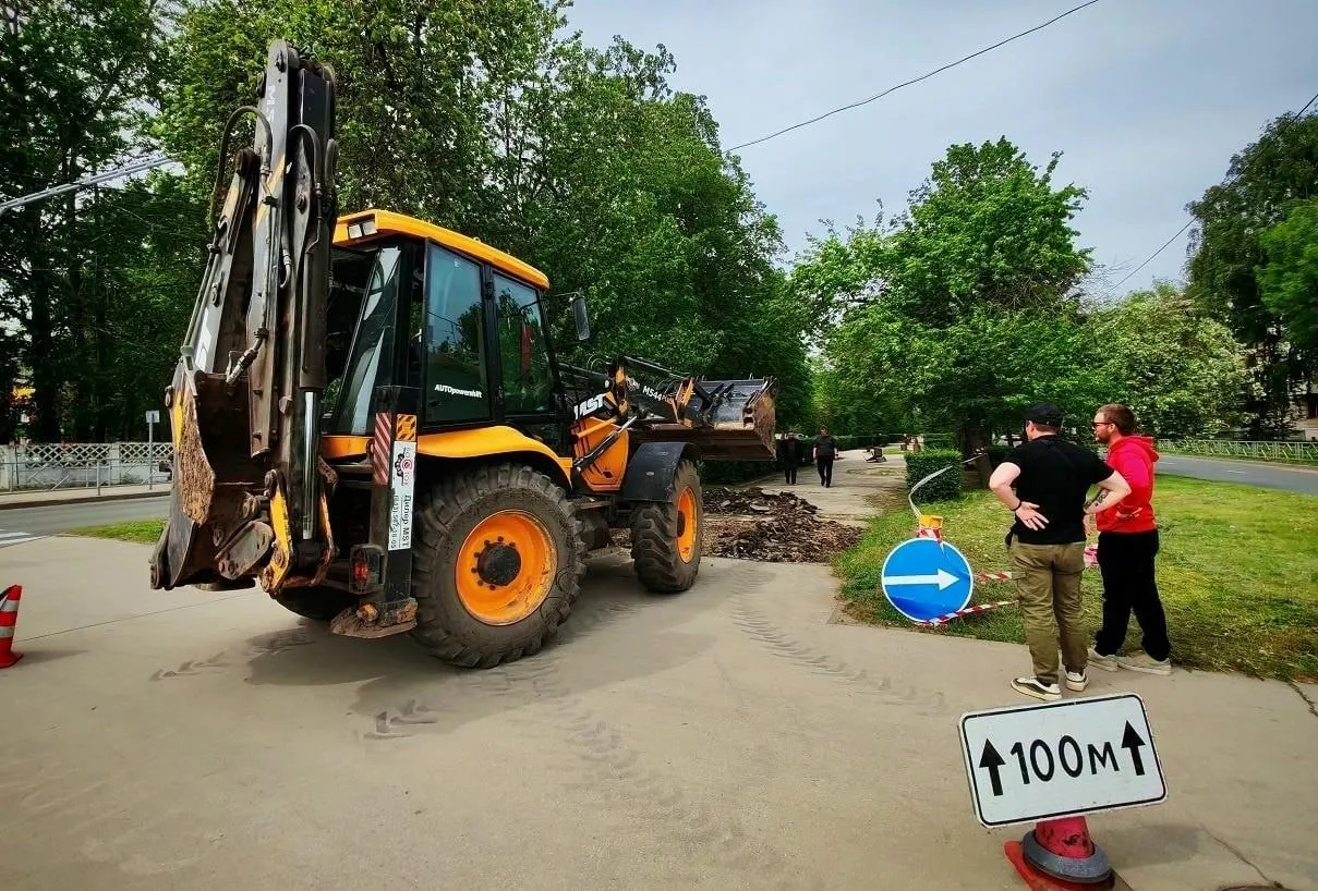 В автограде начались работы по преобразованию участка от Мира до Баныкина: брусчатка, новые фонари и озеленение. Улицу выбрали на голосовании, а на благоустройство «Певческого поля» выделили 30 млн рублей.