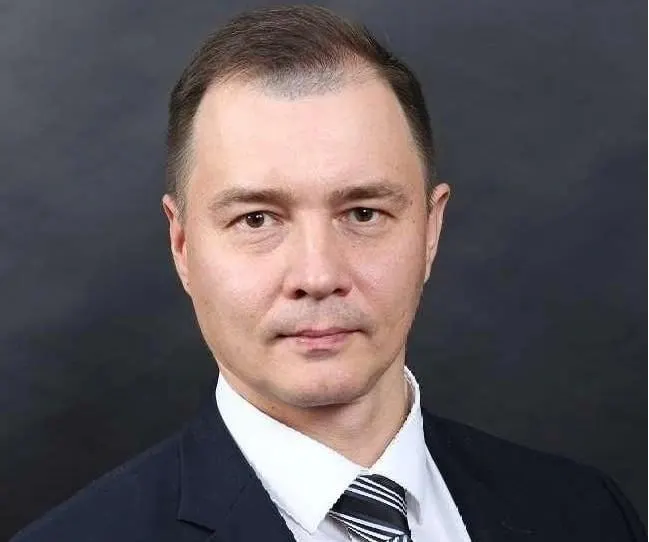 Бывший мэр Жигулёвска и экс-депутат областной думы Дмитрий Холин, находящийся с 2022 года в зоне СВО, заявил, что не будет идти в новый состав парламента; по его округу идут другие кандидаты.