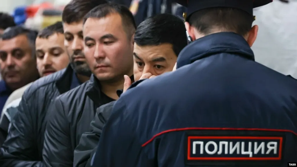 Депутаты одобрили поправки в КоАП, предусматривающие административное выдворение иностранных граждан и лиц без гражданства за участие в несогласованных митингах, «дискредитацию» ВС, призывы к санкциям, хулиганство и другие нарушения; перечень расширят до 58 статей.