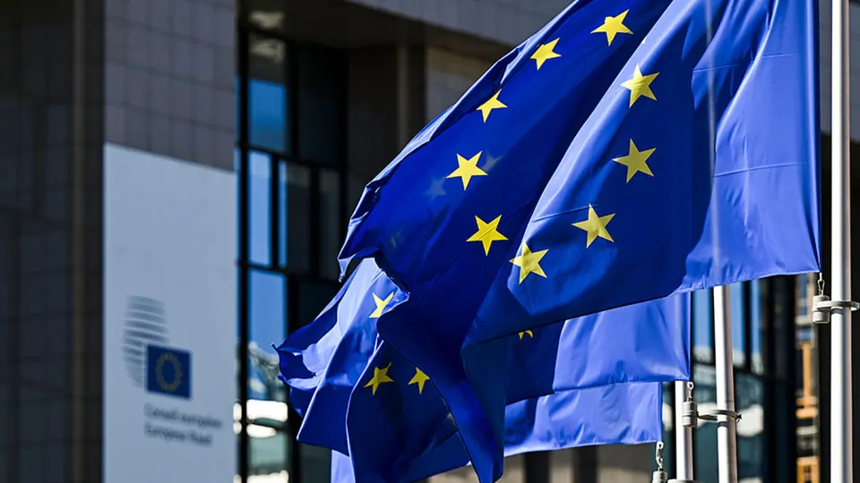 После смены власти в Венгрии лидеры Евросоюза обсуждают идею увеличить периодическое продление санкционного режима с шести месяцев до года и принять дополнительные ограничительные меры — в том числе «мини‑пакет» против теневого флота и санкции против военной промышленности.