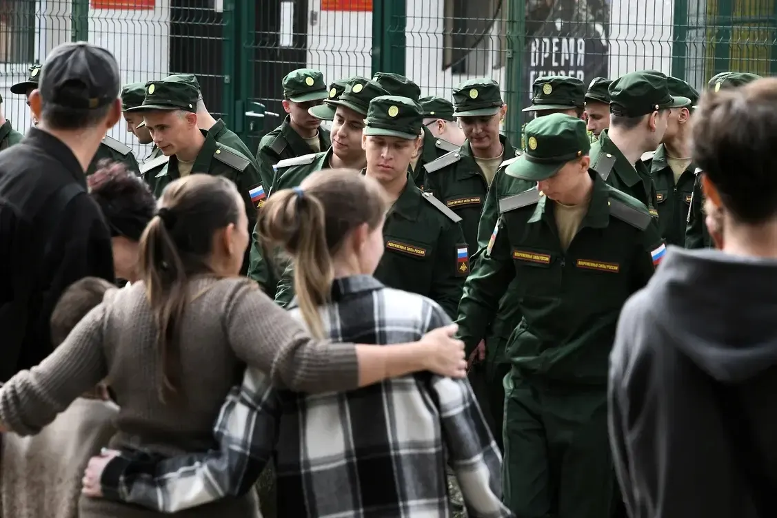 Группа из более 450 женщин оспаривает федеральный закон, который лишает права на выплаты тех, у кого не было общего несовершеннолетнего ребёнка с погибшим; первый иск уже в Верховном суде.