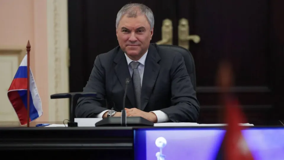 Председатель Госдумы заявил, что использование западного оружия и спутниковых технологий для ударов по гражданским объектам может вынудить Россию применить «оружие, которое не оставит следа». Поводом стали атаки на Старобельск и последующие удары по Киеву.