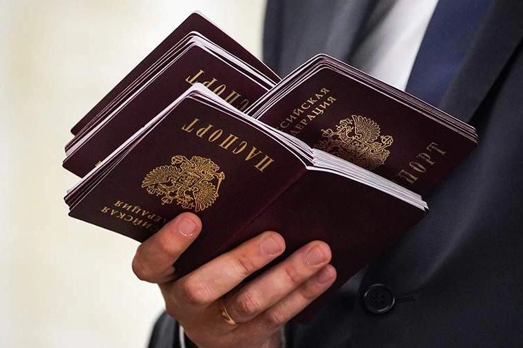 В Госдуме планируют внести поправки ко второму чтению закона о гражданстве, которые позволят выдавать разрешение на временное проживание, вид на жительство и гражданство иностранцам, если их осудили за поддержку России или СВО в других странах.