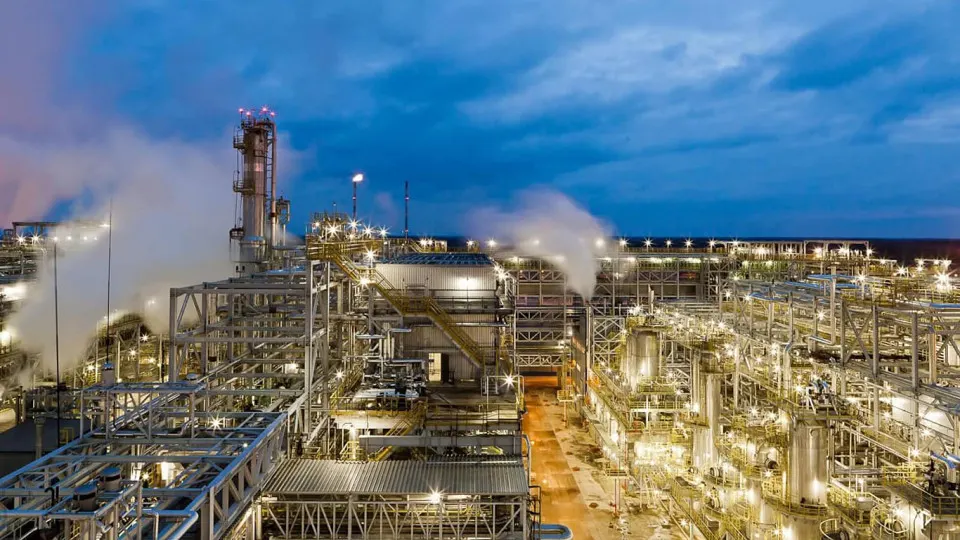 После удара беспилотников 5 мая Киришинский нефтеперерабатывающий завод «Кинеф» остаётся вне работы: повреждены ключевые технологические объекты, отгрузка приостановлена, восстановление займёт значительное время.