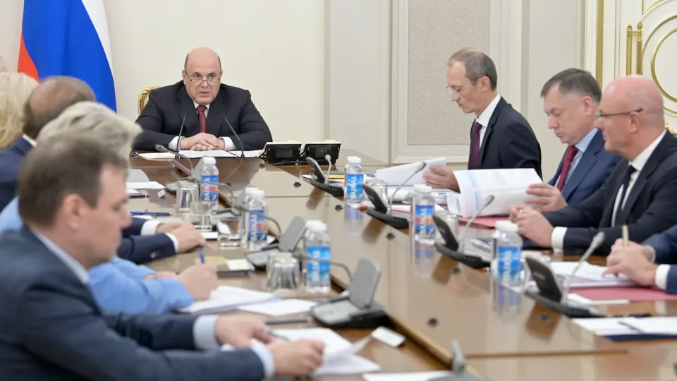 Кабмин утвердил механизм соглашений с крупнейшими нефтяными компаниями и дал Минэнерго полномочия задавать обязательные рекомендации по объёмам производства, отгрузкам и ценам на топливо на фоне снижения переработки после серий ударов беспилотников.