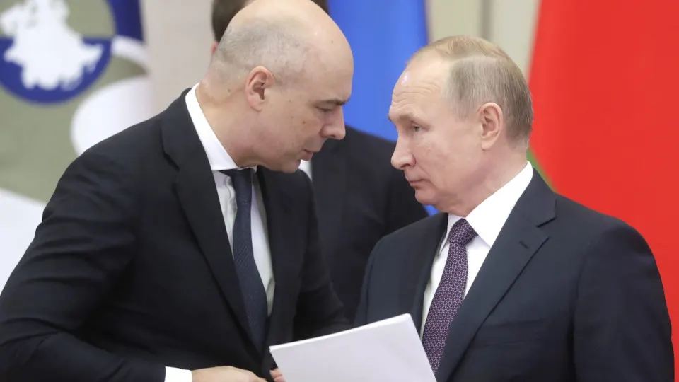 МЭР резко пересмотрело макропрогноз: рост ВВП в 2026 году оценивается в 0,4%. Экономисты предупреждают, что для балансировки федерального бюджета властям придётся или значительно урезать расходы, или вводить новые налоговые сборы.
