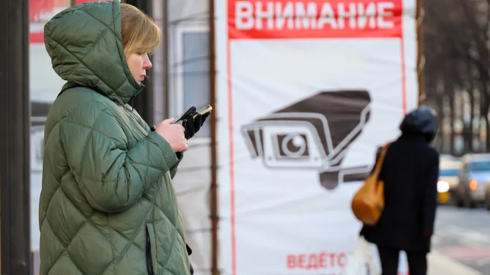 Госмессенджер, который продвигают к обязательному использованию, без согласия пользователей удаляет из чатов сообщения со ссылками на ключи для VPN. При повторной отправке пользователей отключают от аккаунтов; аналогичные ограничения вводят и другие государственные сервисы.