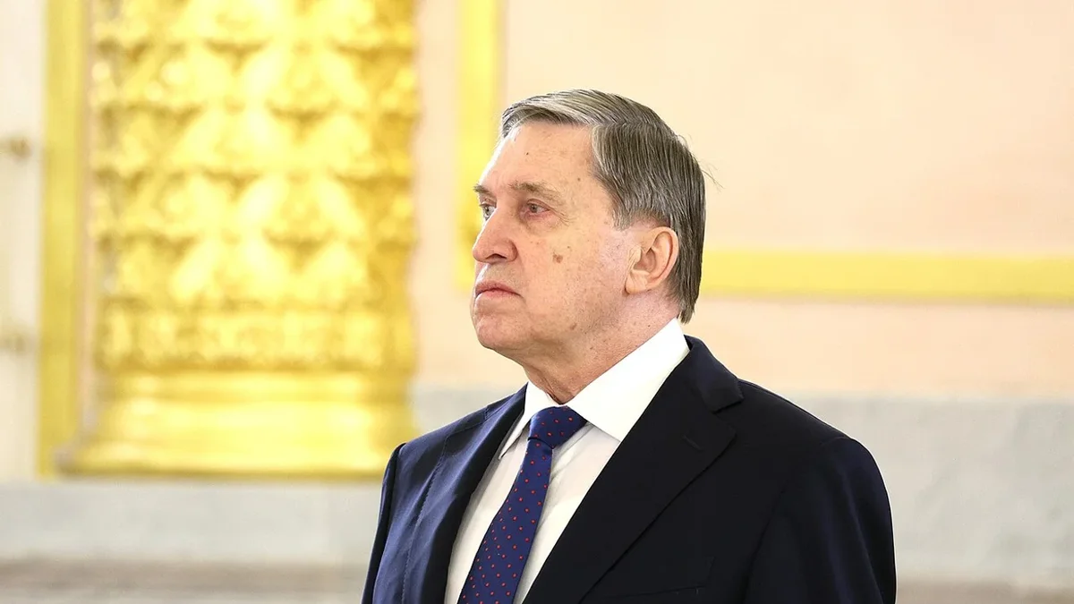 Помощник российского руководителя заявил, что прекращение боевых действий невозможно без вывода украинских войск из Донбасса. Он подчеркнул, что переговорный процесс будет застопорен, пока этот вопрос не будет решён.