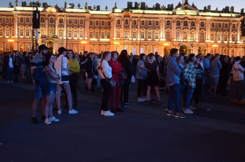 Ночь с 27 на 28 июня в Санкт-Петербурге пройдёт традиционный праздник «Алые паруса», собрав около 66 тысяч выпускников. Одновременно государство утвердило 300 приоритетных образовательных программ и расширило число бюджетных мест; в Смоленске 26–28 июня пройдёт День молодёжи с концертами и интерактивными площадками.