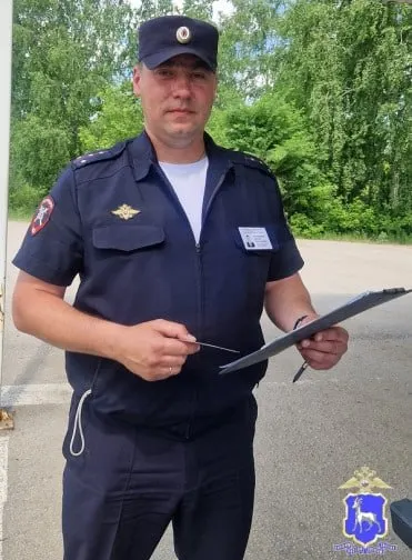 Капитан полиции помог мужчине, пришедшему в регистрационное подразделение с младенцем: оформили документы быстрее, отец выразил благодарность за человеческую помощь.