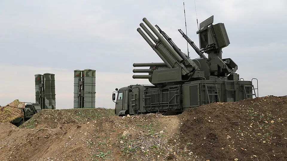 Российские военные используют систему радиоэлектронной борьбы «Волна Купол Гарант», которая, по оценкам экспертов, способна заглушать сигнал терминалов Starlink на площади до 20 км². Украинские силы фиксируют и уничтожают отдельные комплексы, в то время как российские власти ограничивают доступ к зарубежному спутниковому оборудованию.