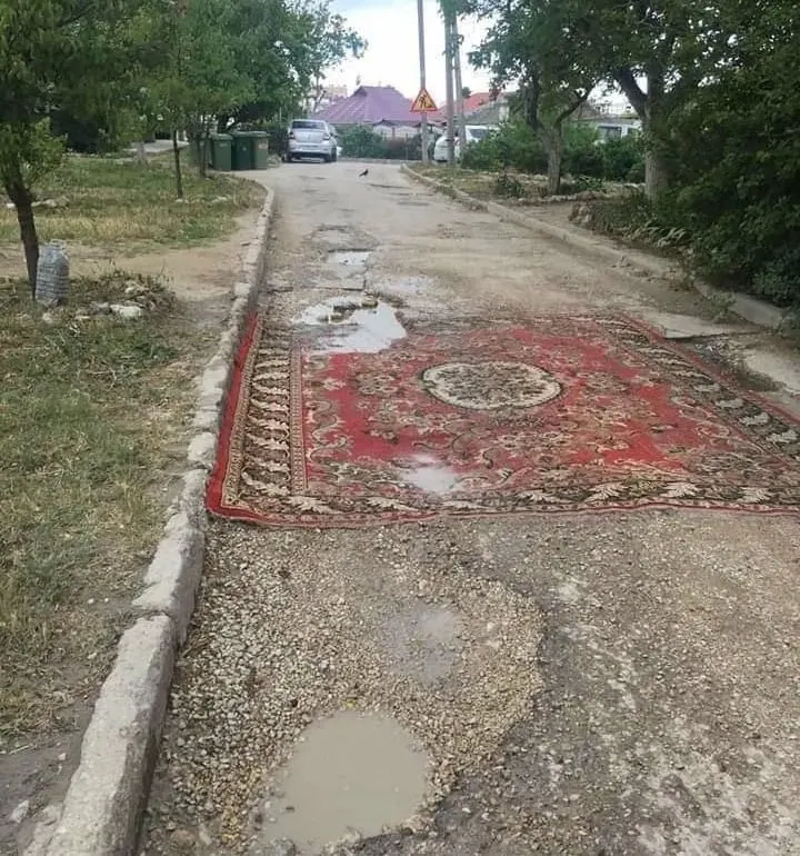 В Госдуму внесён законопроект, позволяющий жильцам без согласования менять асфальт во дворах и на местных дорогах; правительство проект не поддержало, ссылаясь на необходимость работы специалистов.