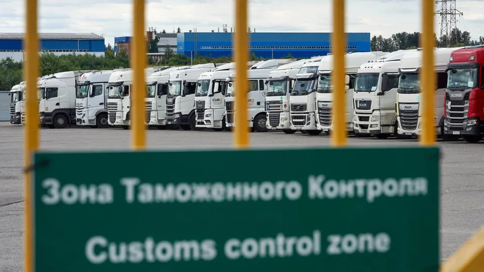 Правительство ввело переходный период по системе подтверждения товаров (СПОТ): обязательные обеспечительные платежи по НДС и акцизам временно не требуют предоплаты, а упрощённый порядок ввоза из стран ЕАЭС продлён до 31 августа. Импортеры получают отсрочку, но остаются вопросы по уже перечисленным суммам и новым требованиям к документам.