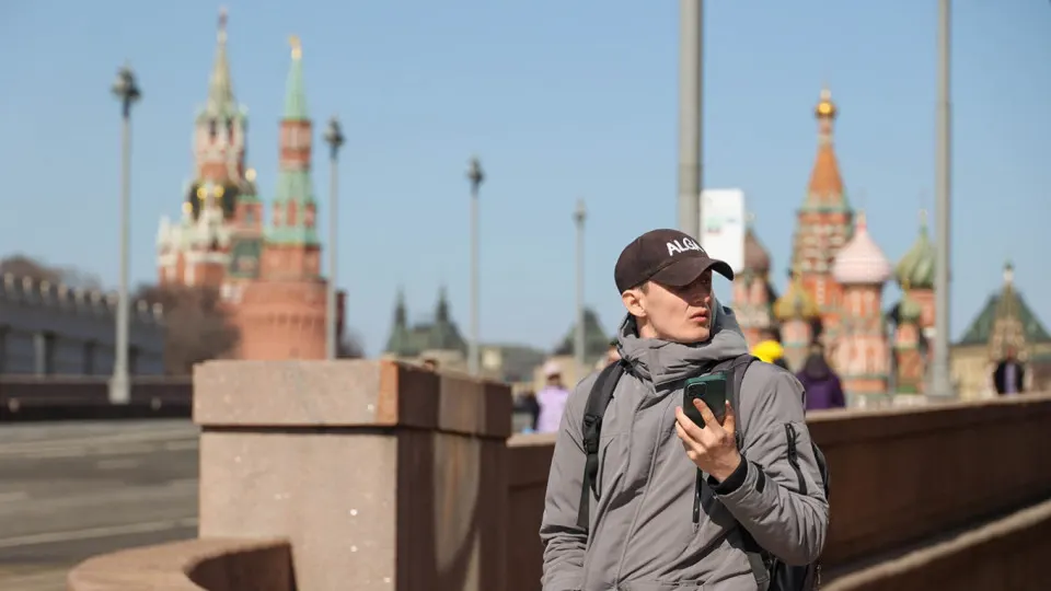 В проекте постановления прописано, что операторы связи будут передавать в единую систему IMEI устройств абонентов и блокировать SIM‑карты для телефонов из чёрного списка; документ планируют ввести в действие с 1 марта 2027 года.