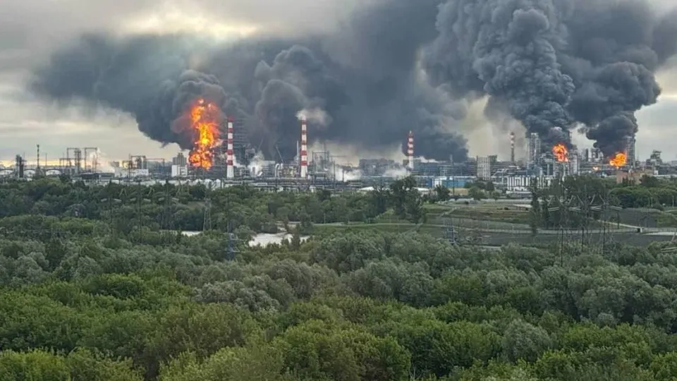 Утром 18 июня серия атак беспилотников поразила объекты в Подмосковье и на юге России: пострадал Московский НПЗ, на территории торговых центров и жилых домов обнаружены обломки, в Ростовской области — погибшие и раненые. Власти сообщают о сотнях сбитых БПЛА.