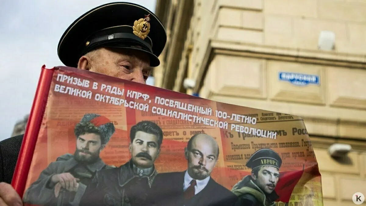 Новая норма 2026 года запрещает в предвыборной агитации образы умерших—как реальные, так и вымышленные; под правило подпадают и голоса, созданные ИИ. Материалы, связанные с «иностранным агентом», должны содержать соответствующую пометку.
