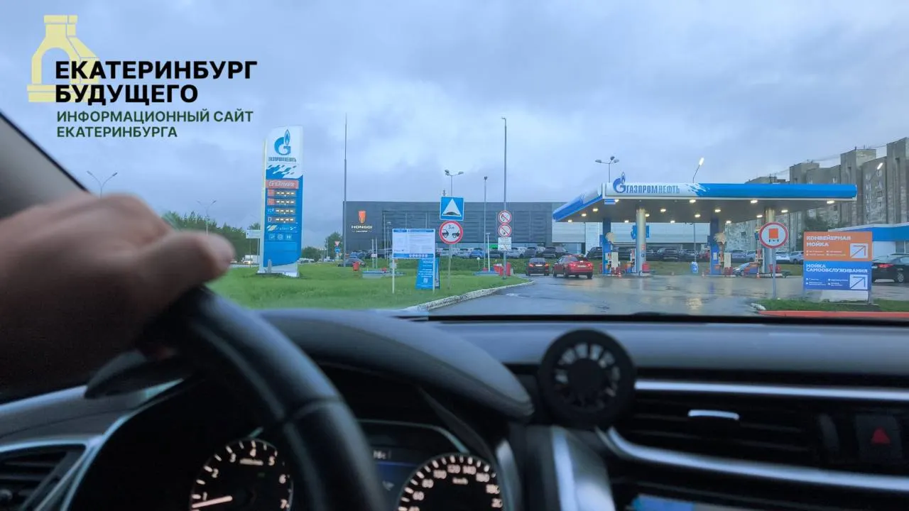 С 15 по 22 июня средние цены в регионе выросли: АИ-92 — до 68,64 руб./л, АИ-95 — до 72,51 руб./л, дизель — до 84,94 руб./л. Одновременно фиксируются перебои с поставками и очереди на АЗС; власти обещают меры, но эксперты предупреждают о рисках административного регулирования.