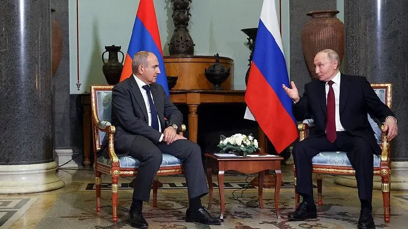 По телефону российский лидер поздравил премьер-министра Армении с днём рождения и обсудил результаты заседания Высшего евразийского экономического совета, прошедшего 29 мая в Астане.