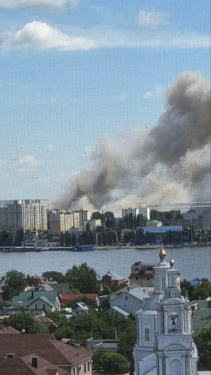 Поступили сообщения о возможном ударе по воронежскому заводу полупроводников; жители слышали взрывы, в нескольких регионах объявлены меры предосторожности — людям рекомендуют укрыться.