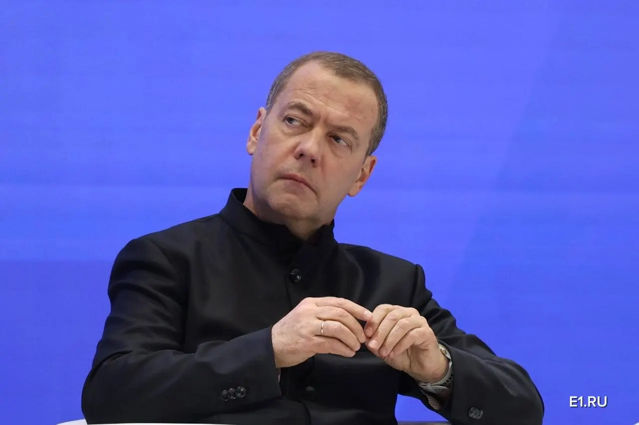 В последней главе учебника речь идёт о технологическом суверенитете, прогнозах по 5G и позиции России в мировом порядке. Авторы подчёркивают необходимость самостоятельного развития критически важных отраслей.
