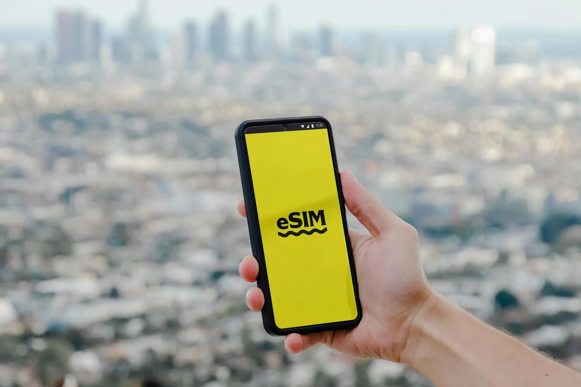 Правительство прорабатывает запрет регистрации eSIM, дополнительные меры идентификации для М2М‑симок и отключение с них голосовой связи и SMS — инициативы объясняют борьбой с мошенничеством; окончательное решение ещё не принято.