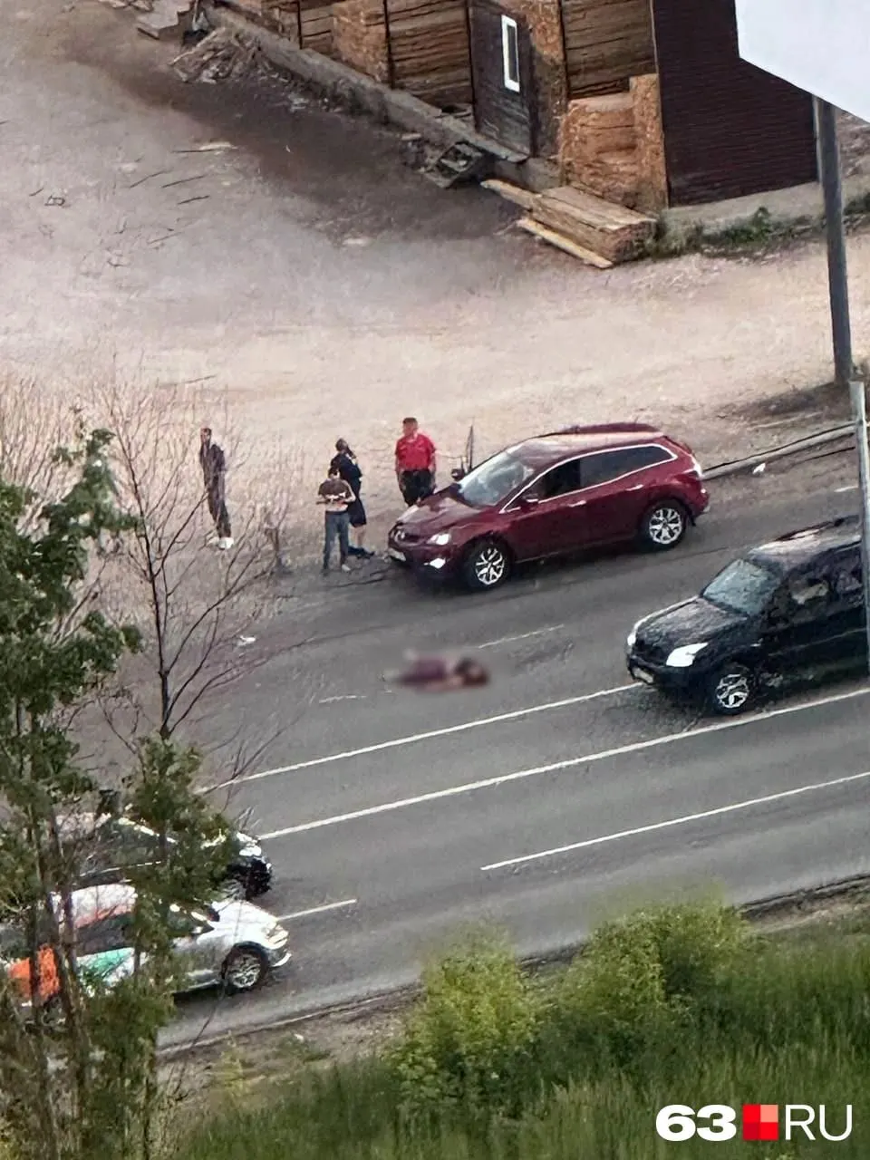 Авария произошла 25 июня в 20:44: водитель ВАЗ-2109 сбил женщину, мужчину и семилетнюю девочку, переходивших дорогу в неположенном месте. 66‑летняя женщина скончалась на месте; мужчина и ребёнок госпитализированы.