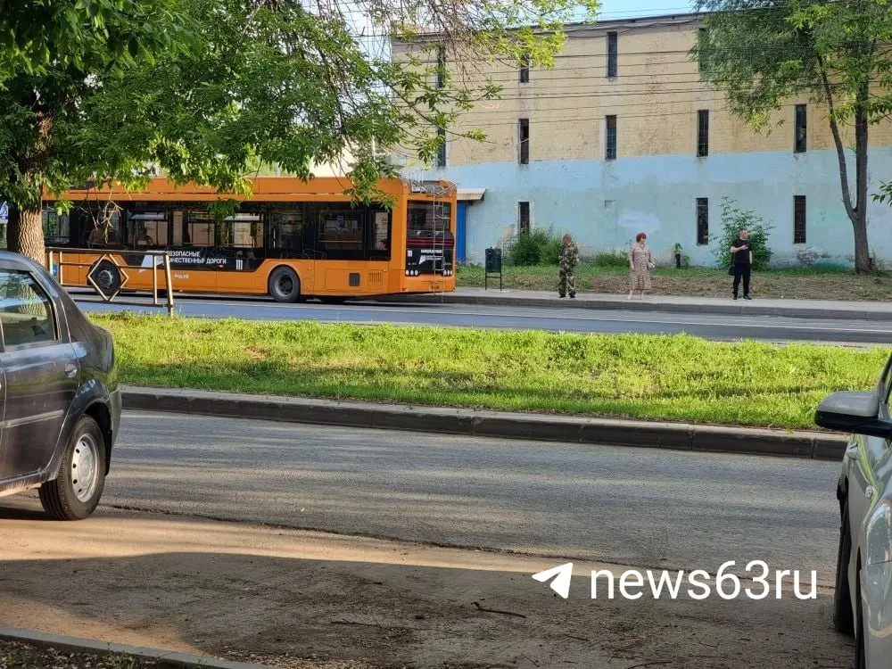 Глава города сообщил о временной приостановке наземного транспорта. Метро работает, вход в него открыт для укрытия, дети в детсадах переведены в укрытия — родителям рекомендуют следить за сообщениями в чатах.