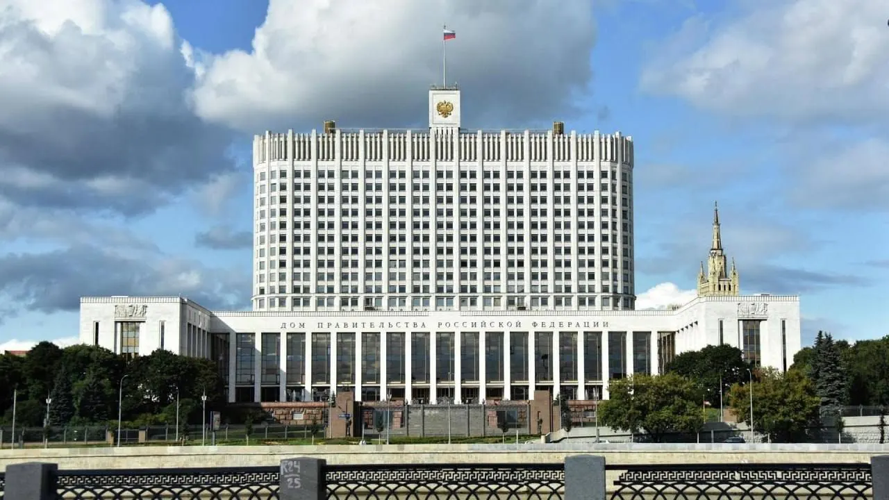 В Госдуму внесён законопроект о полной или частичной компенсации утильсбора для семей с тремя и более детьми, но в правительстве указали на дополнительные бюджетные расходы и отсутствие источников финансирования.