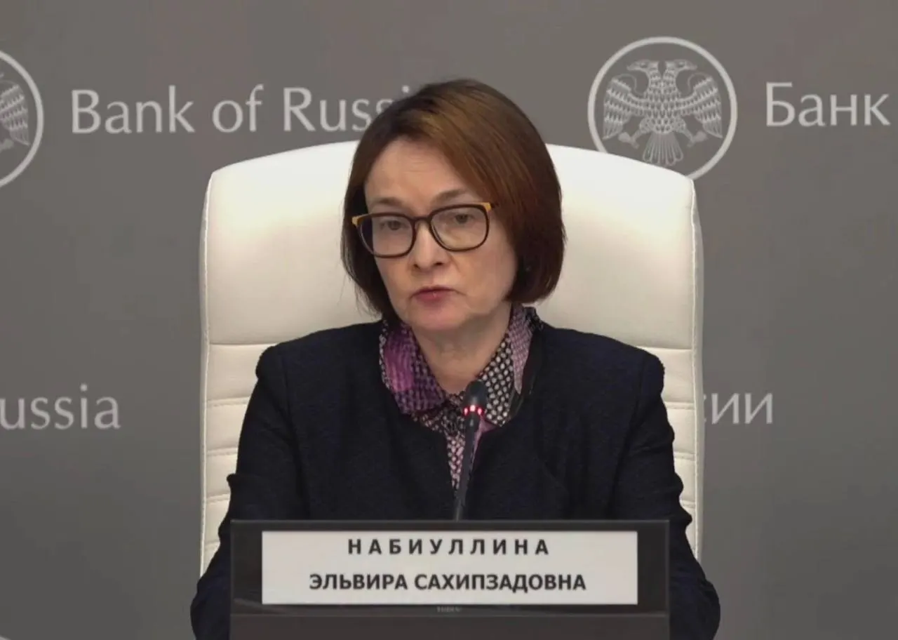Глава Центробанка объяснила краткое отсутствие простудой и временной потерей голоса; на пресс‑конференции она выглядела более осунувшейся и пришла без привычных брошей.