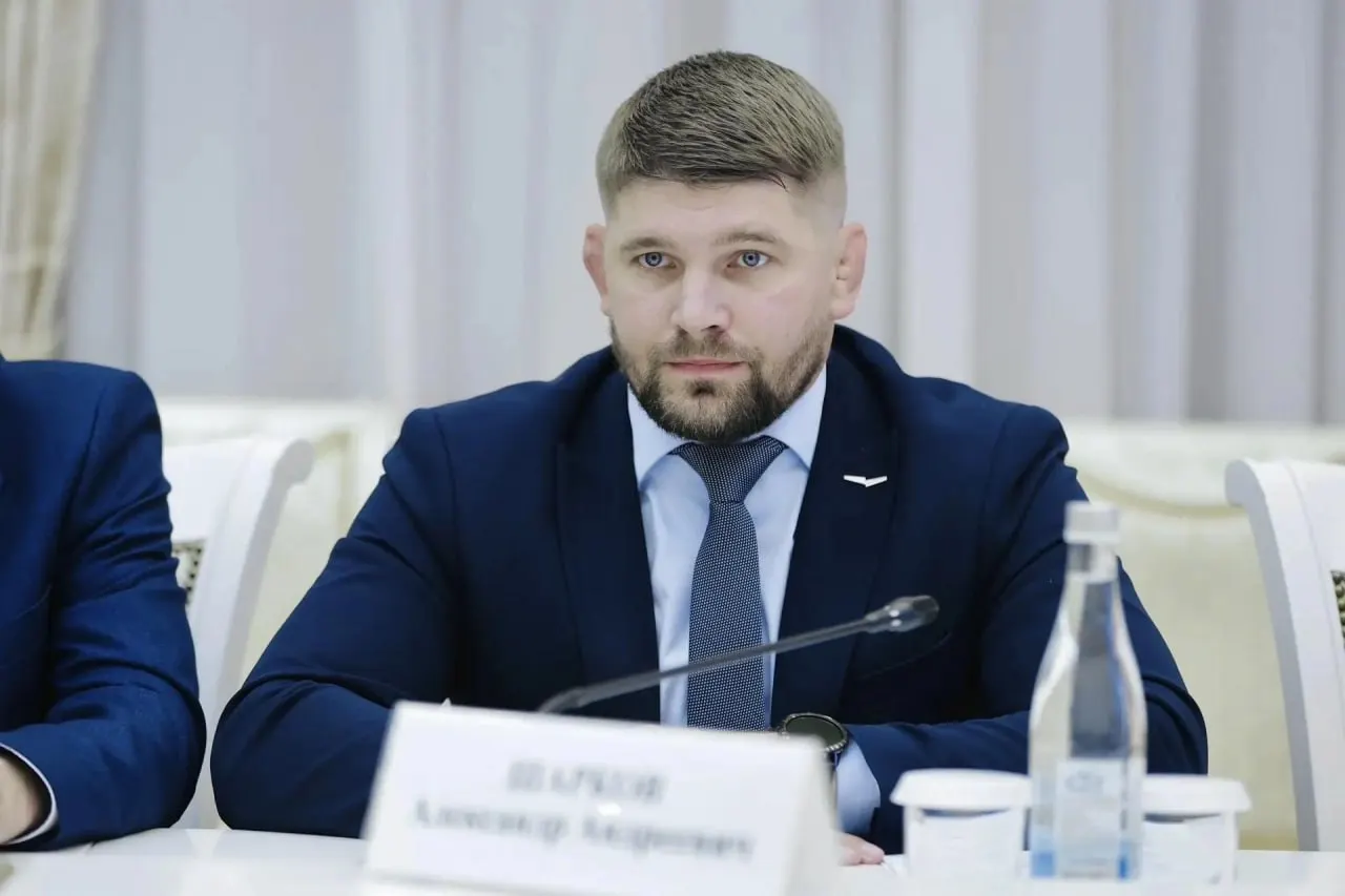 Губернатор представил нового руководителя ведомства — 29‑летнего Александра Шаркова. Исполняющим обязанности главы Волжского района стал Александр Кузнецов.