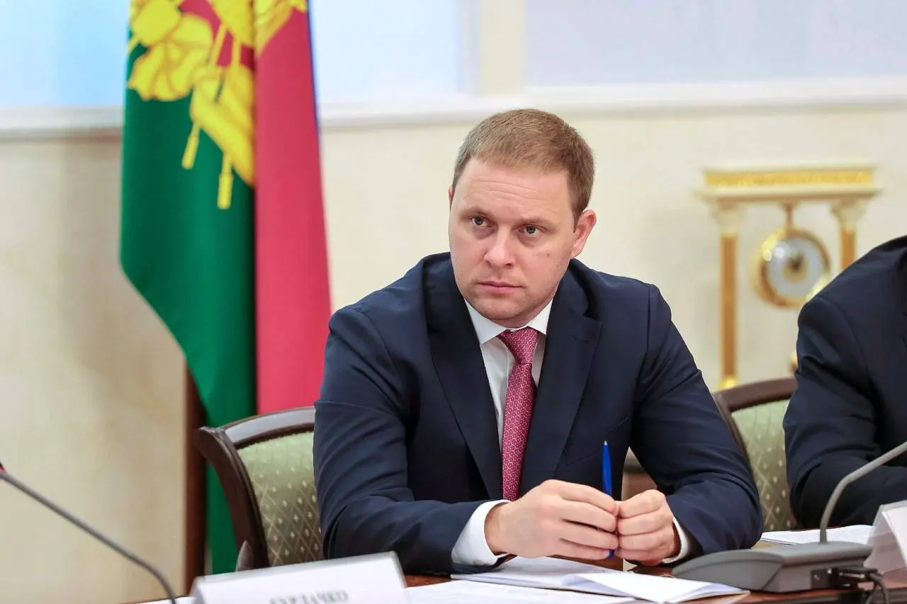 Швец, с более чем десятилетним опытом в органах власти Краснодарского края и пятилетним сроком на посту руководителя Анапы, стал генеральным директором госкорпорации «Туризм РФ».