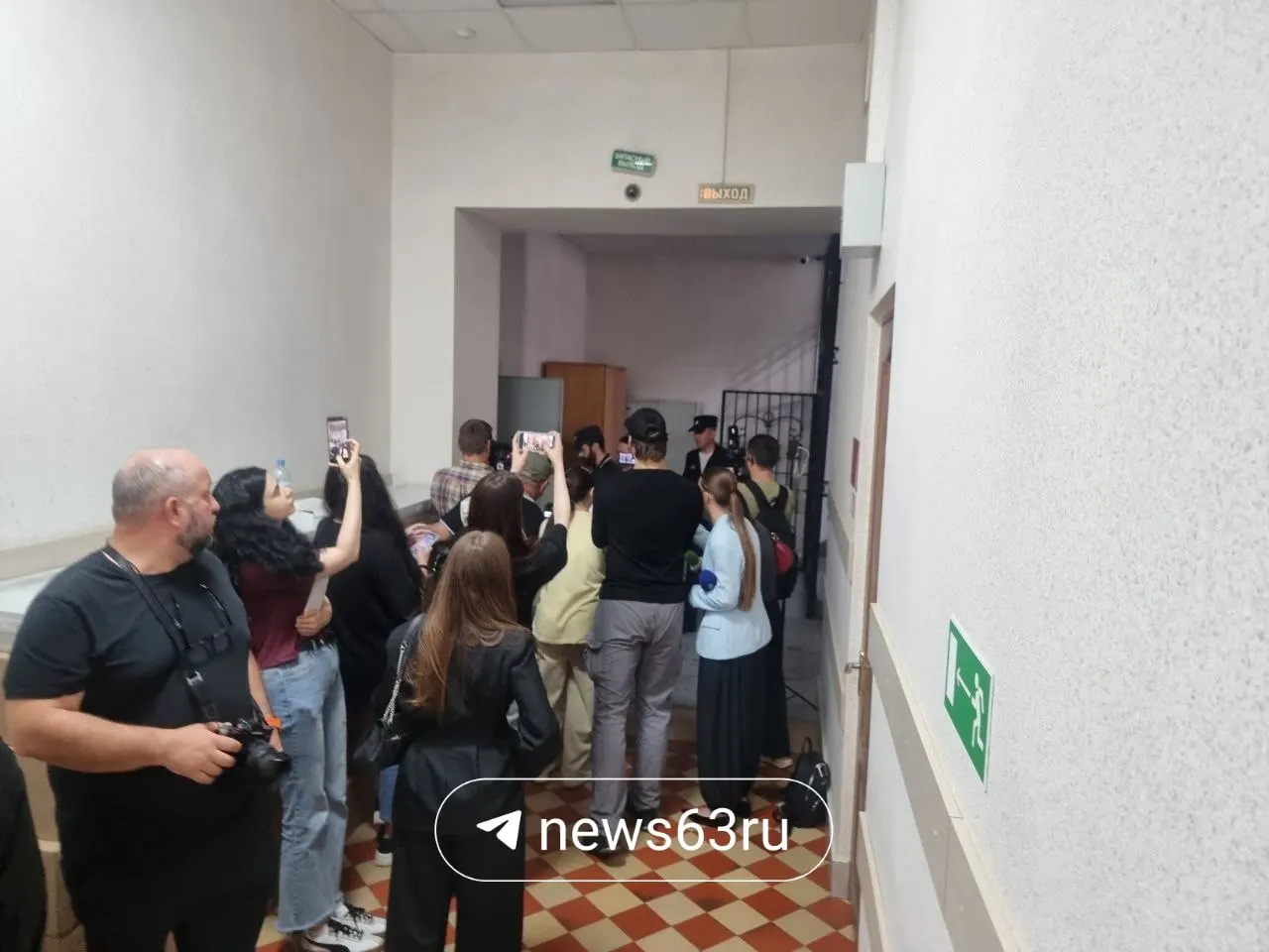 Суд приостановлен до окончания ракетной тревоги; объявлен перерыв.