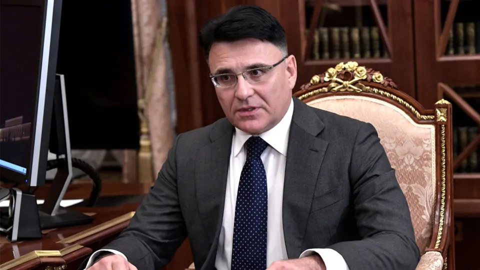 Александр Жаров заявил, что квоты позволят отбирать «лучшие» иностранные картины и освободить экранное время для российских лент; ранее режиссёр Никита Михалков предлагал ввести плату за допуск зарубежных фильмов и направлять часть сборов на национальное кино.