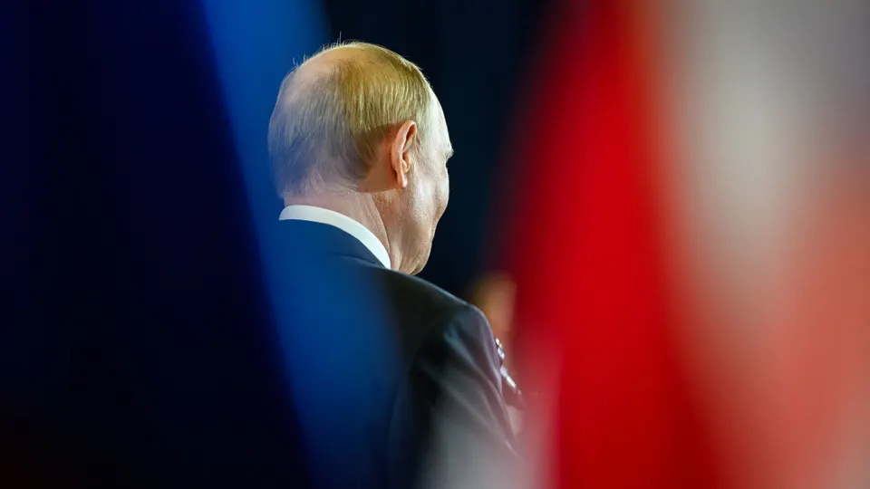 «Открытый» рейтинг президента упал до 29,5% и был снят с публикации; при этом «закрытый» рейтинг и показатель одобрения значительно выше — около 72–74% и 66,6% соответственно. Эксперты отмечают нарастание тревожности и экономических проблем в обществе.