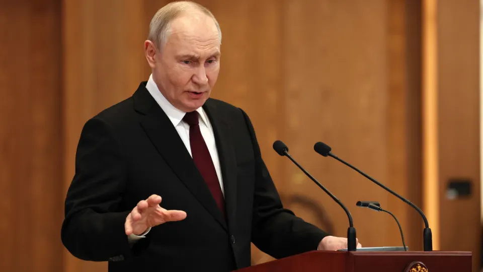 Президент предупредил о возможных ответных ударах по европейским государствам в случае запусков беспилотников по российским объектам с их территории; при этом он отметил нежелание стран Балтии эскалировать ситуацию и счёл удары попыткой раскачать общество.