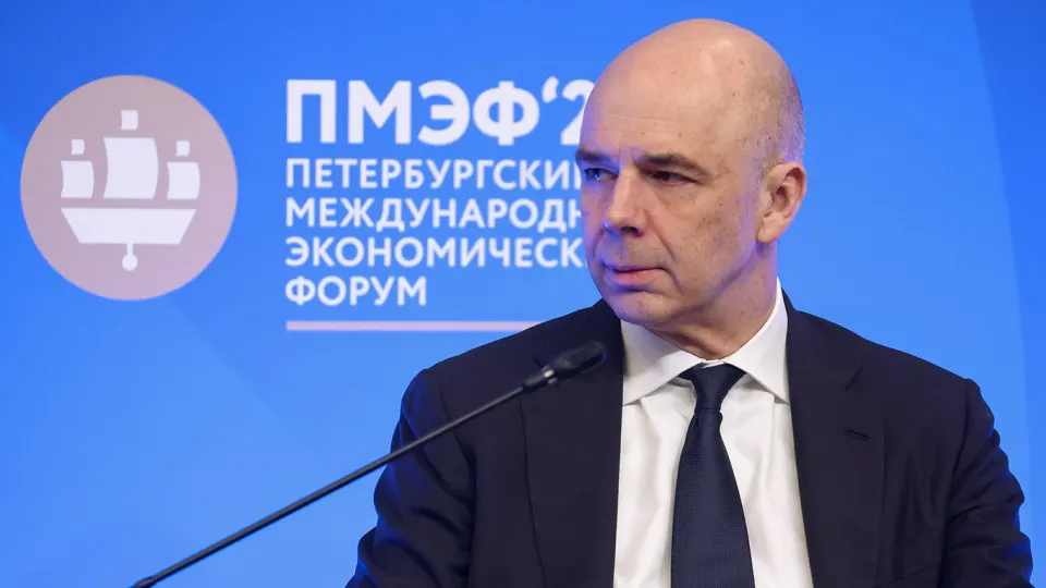 В оперативном докладе Счетной палаты отмечается, что по итогам года поступления могут составить около 38,2 трлн руб., что на 2,1 трлн руб. меньше, чем заложено в законе о бюджете. Основные причины — недобор нефтегазовых поступлений на фоне более низких цен на нефть и укрепления рубля.