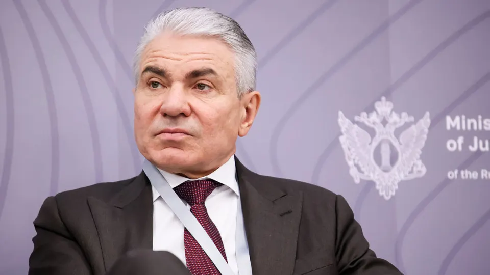 Заместитель министра юстиции заявил, что владельцы нейросетей должны отвечать за работу фильтров, защищающих суверенитет; предлагаются административные, уголовные и финансовые санкции.