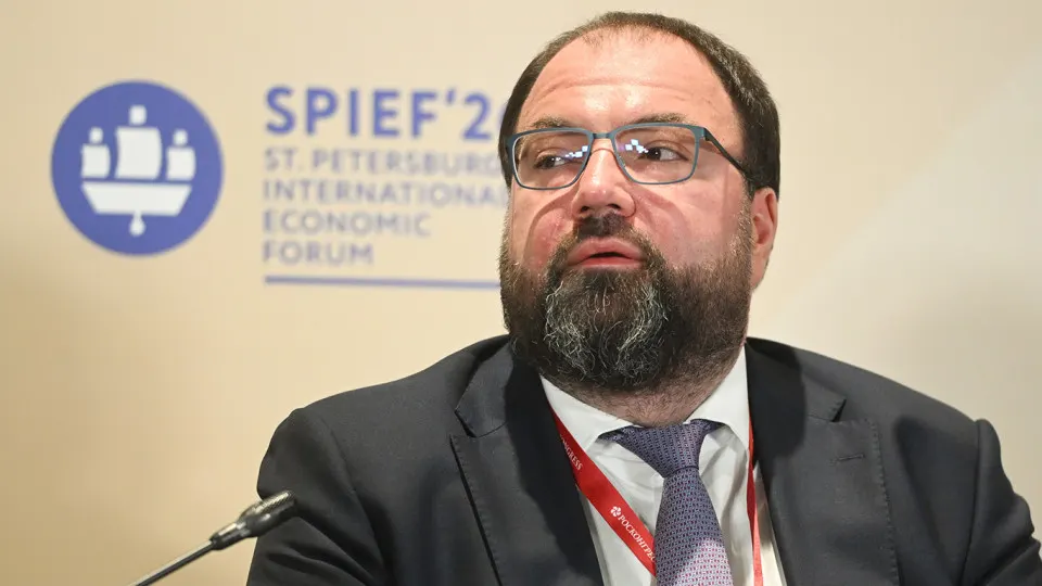 Глава Минцифры сообщил о планах внедрить механизмы возрастной идентификации на интернет‑платформах; рассматриваются варианты через «Госуслуги», биометрию и опыт игровых сервисов. Эксперты предупреждают о рисках утечек данных и дополнительных расходах для владельцев ресурсов.