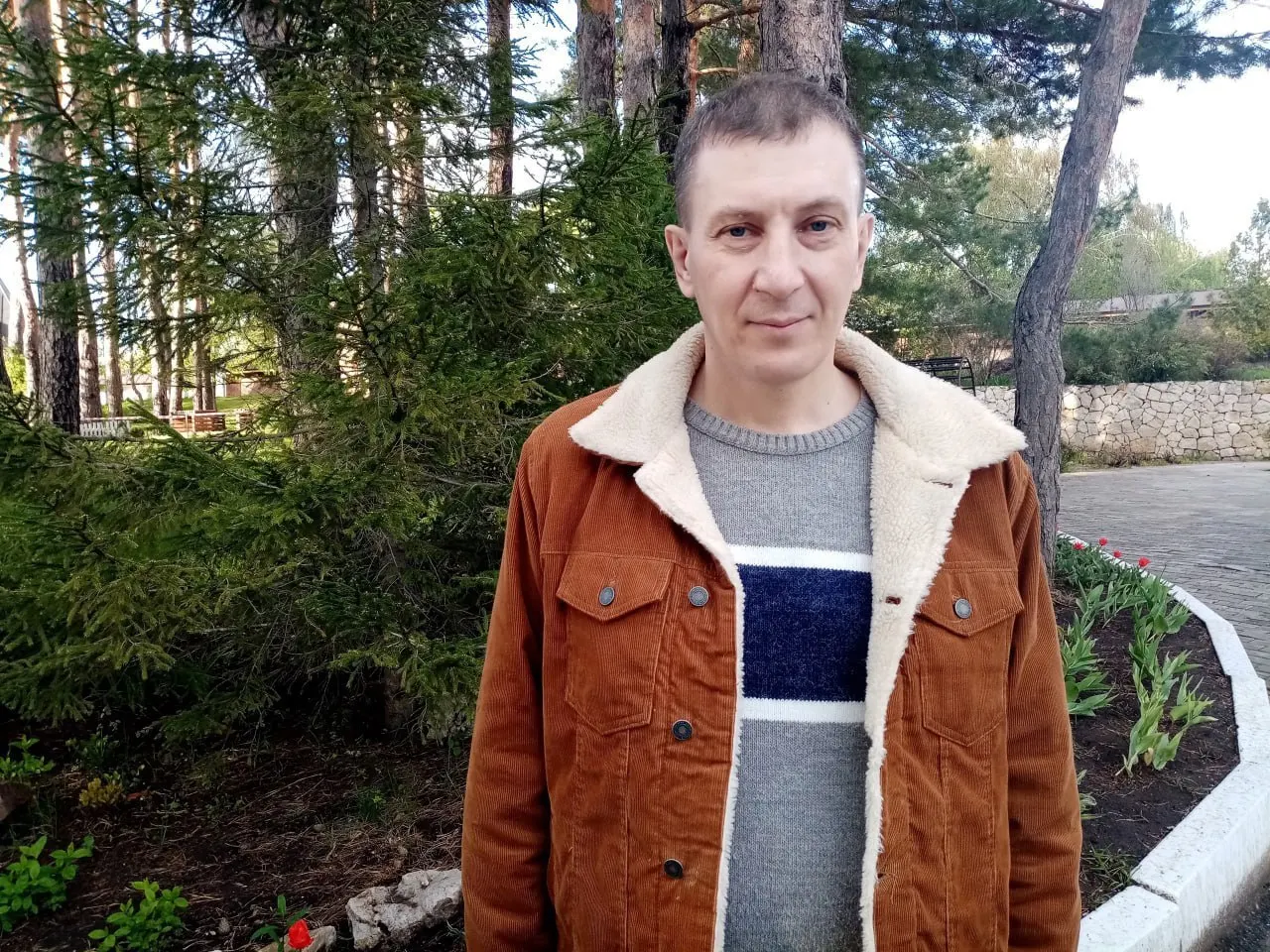 Активист из Тольятти, осуждённый по делу о «фейках» о войне, сообщает, что с конца апреля находится в штрафном изоляторе ИК‑10 и что причина — его слова в адрес сотрудника ФСБ.