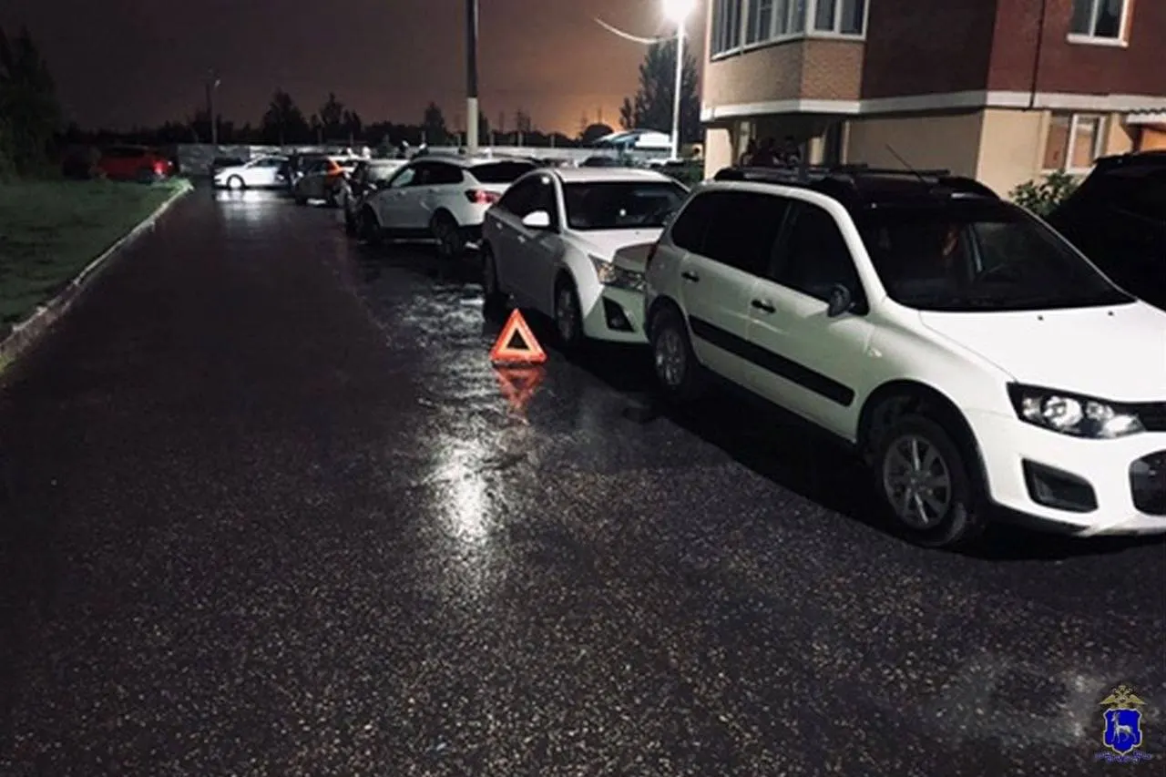 В жилом районе Тольятти водитель Kia Cerato врезался в Volkswagen Polo — тот наехал на вышедшую из машины женщину. После столкновения Kia продолжила движение и столкнулась ещё с тремя припаркованными автомобилями. Водитель отказался от медосвидетельствования.