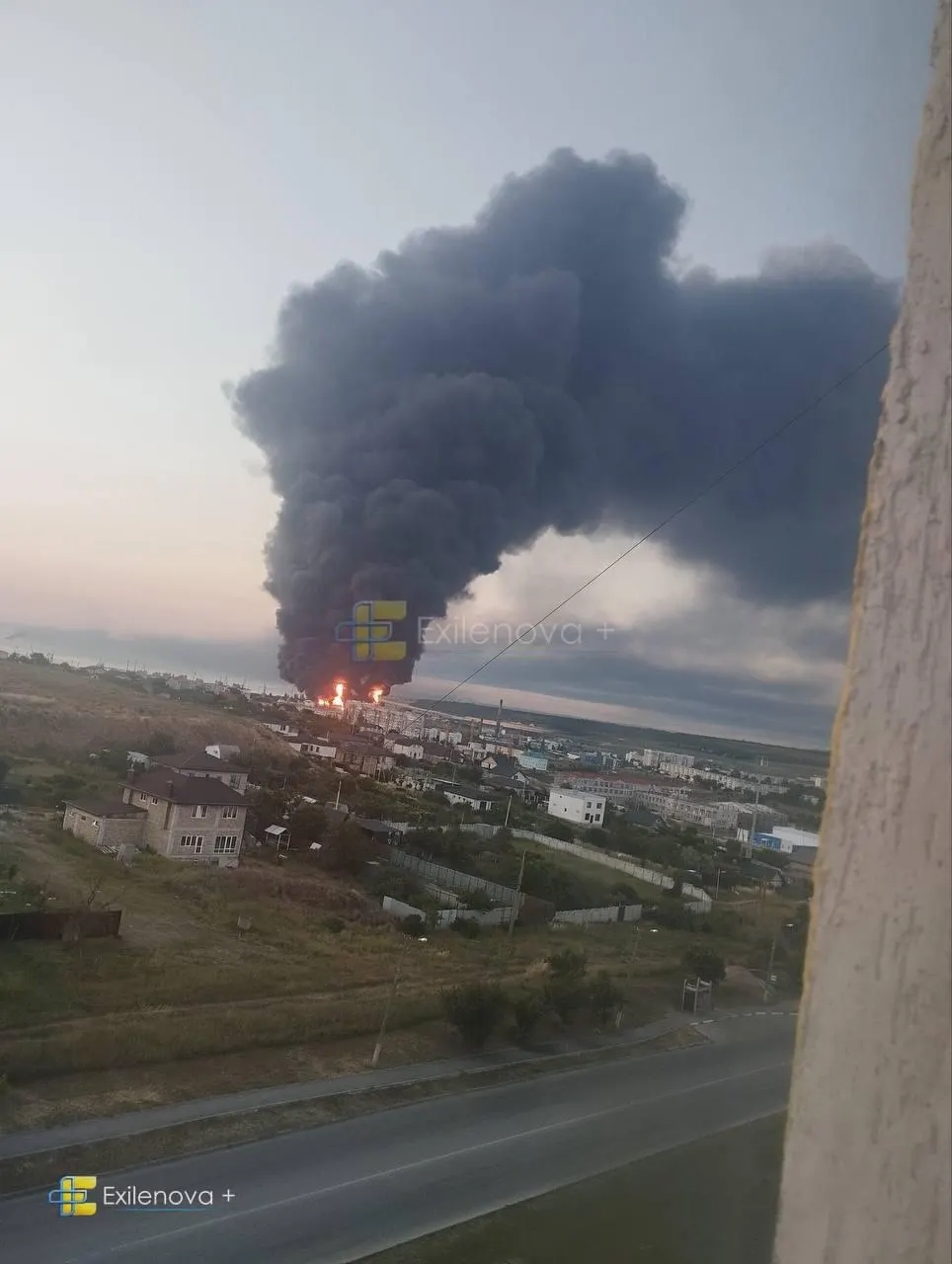 В результате удара БПЛА в районе Керченского пролива погибли минимум пять человек, горят нефтебазы и есть повреждения жилых зданий; десятки пострадавших госпитализированы.