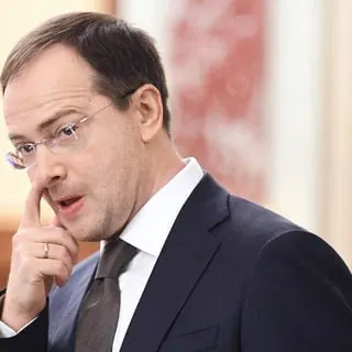 Помощник президента предложил обязать выпускников бюджетных мест заключать трудовые контракты и отрабатывать установленный срок — инициатива вызывает споры из‑за ограничения свободы выбора молодых специалистов.