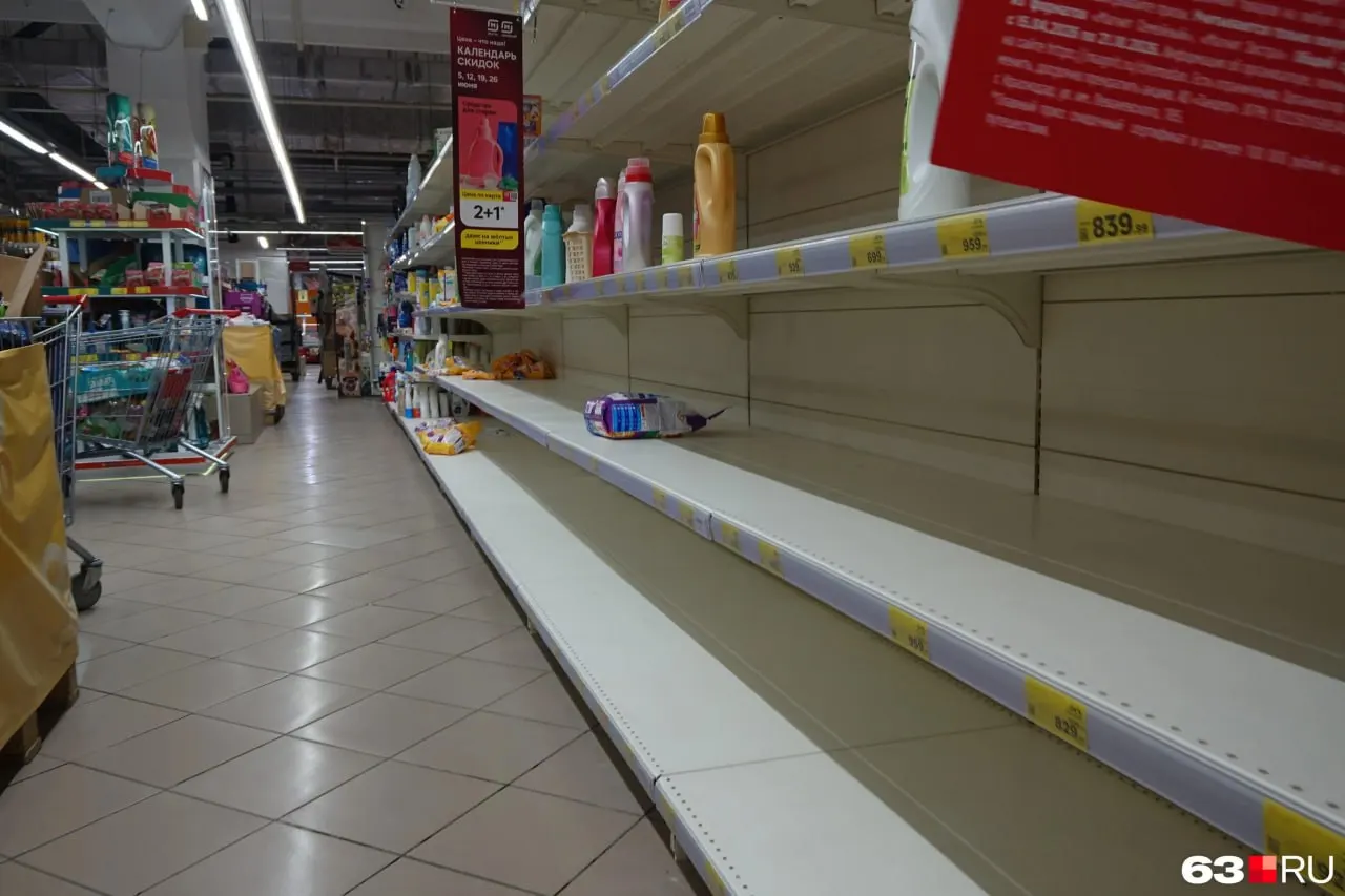 В магазине в ТЦ «Русь» наблюдается ажиотаж: люди скупают товары первой необходимости, на кассах большие очереди, часть полок пустует.