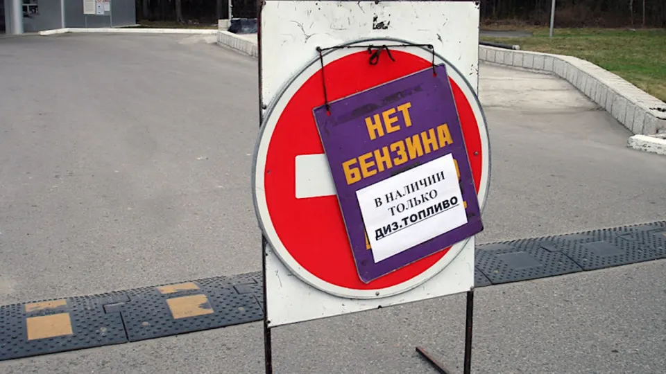 Из‑за дефицита в Севастополе ввели ночной лимит на продажу бензина: топливо отпускают только для экстренных служб, поставки и цены страдают по всей стране после атак на НПЗ и логистику.