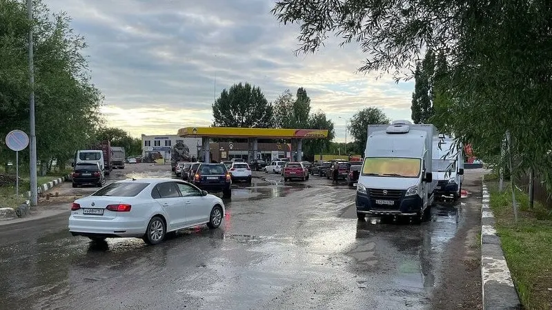 Более 50 регионов ограничили отпуск бензина. Зампред правительства оценил искусственный рост спроса в 20–30% и сообщил, что для нормализации ситуации требуется время на перестройку логистики и балансировку рынка.