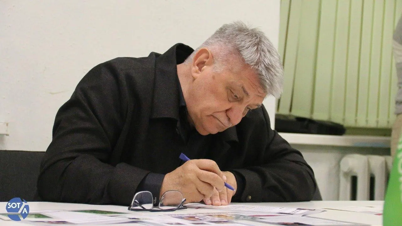 Пресс-служба Кремля направила поздравление Александру Сокурову по случаю юбилея. Режиссёр при этом продолжает сталкиваться с ограничениями в прокате, а в январе 2026 года был выведен из Совета по развитию кинематографии.