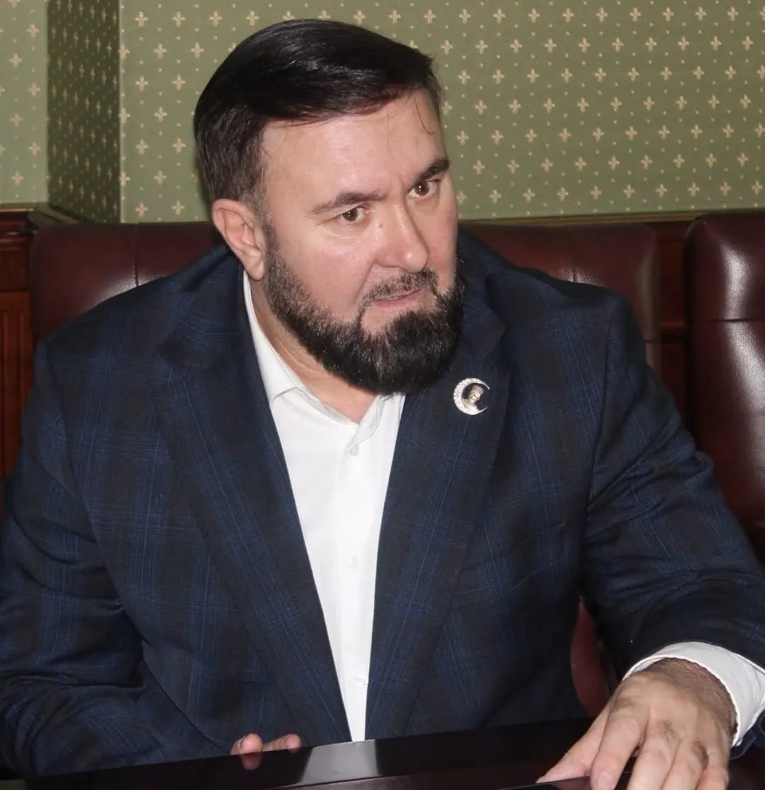 Президент подписал распоряжение о поощрениях: среди награждённых — уполномоченный по правам человека в Чечне Мансур Солтаев. Ранее он публиковал спорные материалы и обвинял правозащитников в преступлениях.