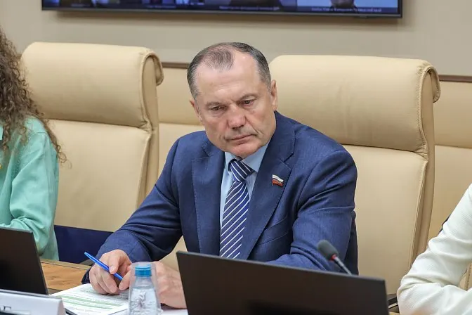 В Совфеде предлагают законодательно закрепить формат, при котором студенты вузов и колледжей будут проводить до 50% учебного времени на базовых предприятиях. Инициатива вызвала вопросы об оплате и защите прав учащихся.
