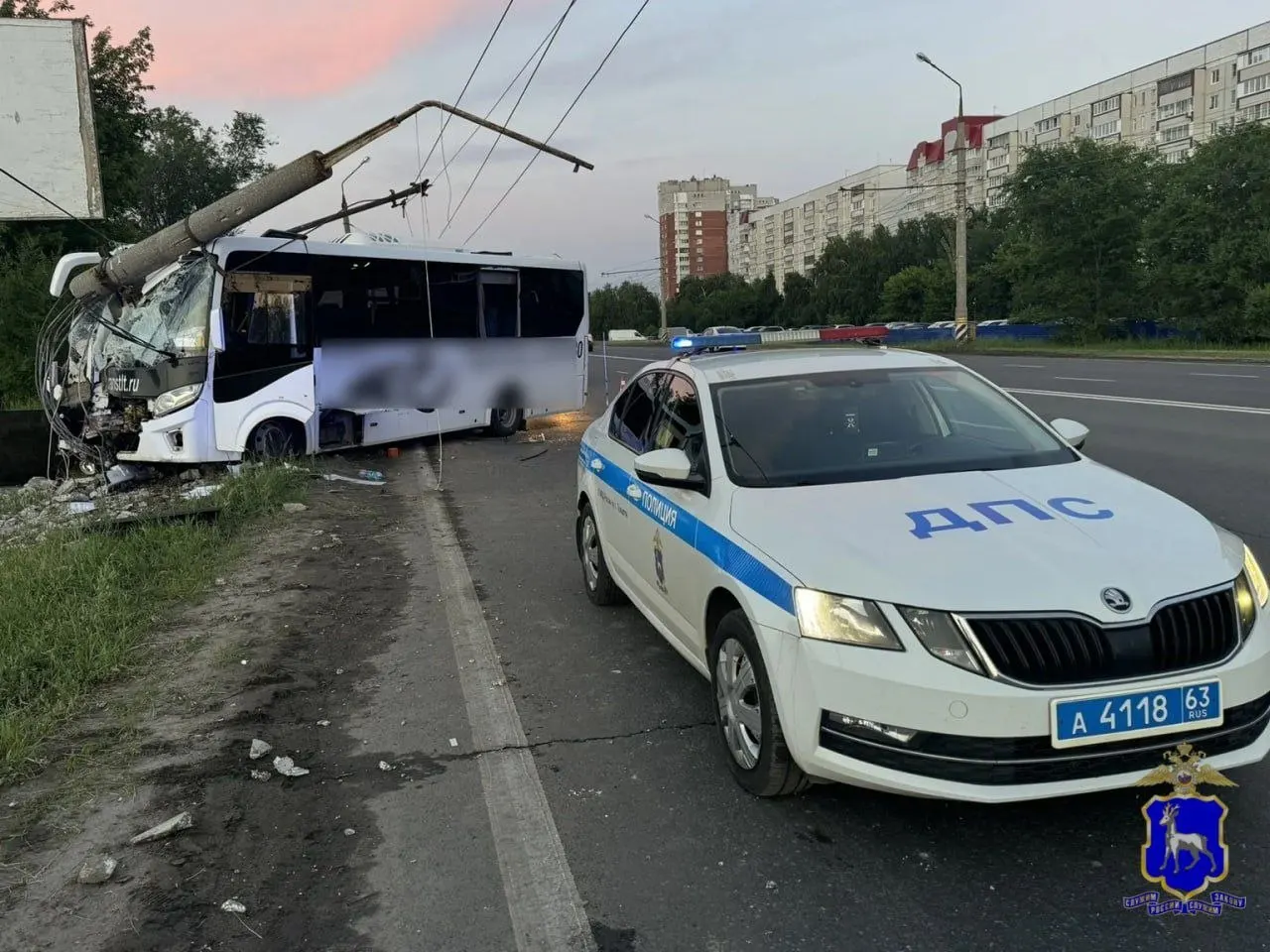 В Автозаводском районе Тольятти 12 июня вечером маршрутный автобус без пассажиров выехал на обочину и наехал на опору. По предварительным данным водитель потерял управление из‑за ухудшения самочувствия; его госпитализировали. Полиция выясняет обстоятельства.