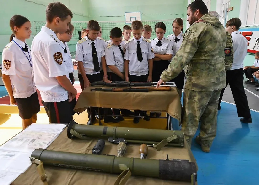 Военно-историческое общество предложило включить запись рассказов участников СВО и волонтёров в программу патриотического воспитания: материалы планируют хранить в школьных музеях и цифровом архиве.